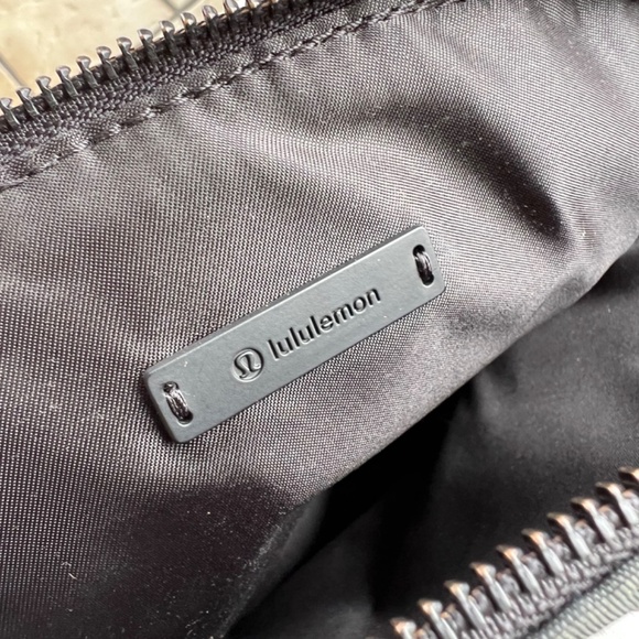 LULULEMON All Night Festival Bag in Jacquard Camo Obsidian/Black - Picture 13 of 16